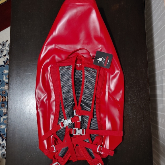 NWT Osprey Transporter WP 25L Roll Top Waterproof Laptop Backpack Poinsettia Red - Picture 6 of 10